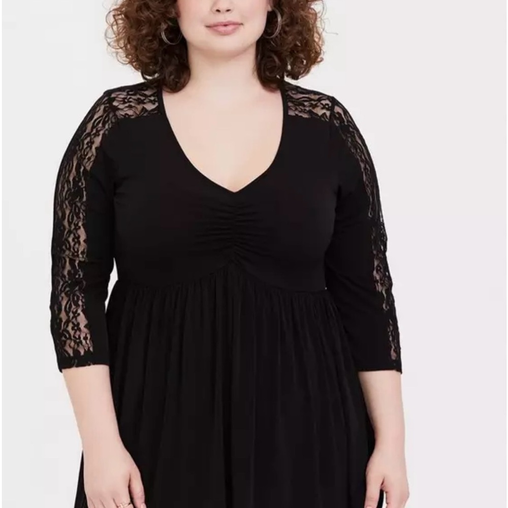 Studio Knit V-Neck Lace Inset Sleeve Babydoll Tee